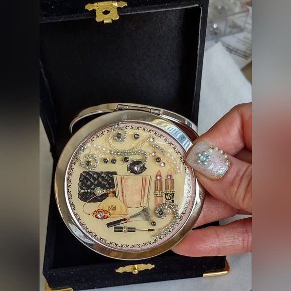 Compact Makeup Mirror - Picture 2 of 6